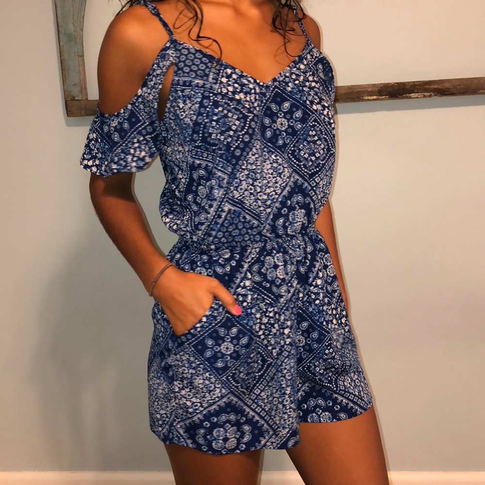 Cute printed romper with shoulder detail